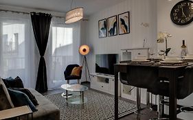 Garbary 104 - Modern Apt Near Old Town - King Bed - Free Parking